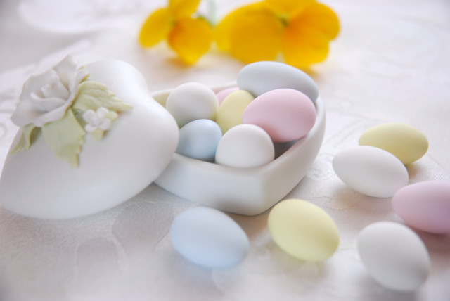 ハートの器に入ったカラフルなドラジェ